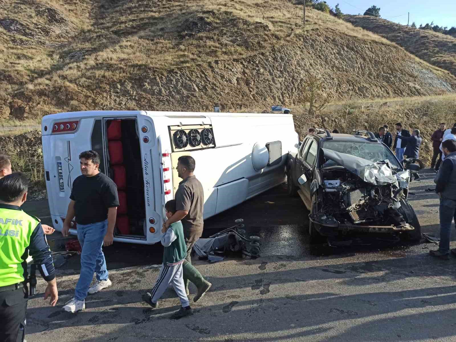 Bingöl’de midibüs ile pikap çarpıştı: 1’i ağır 12 yaralı