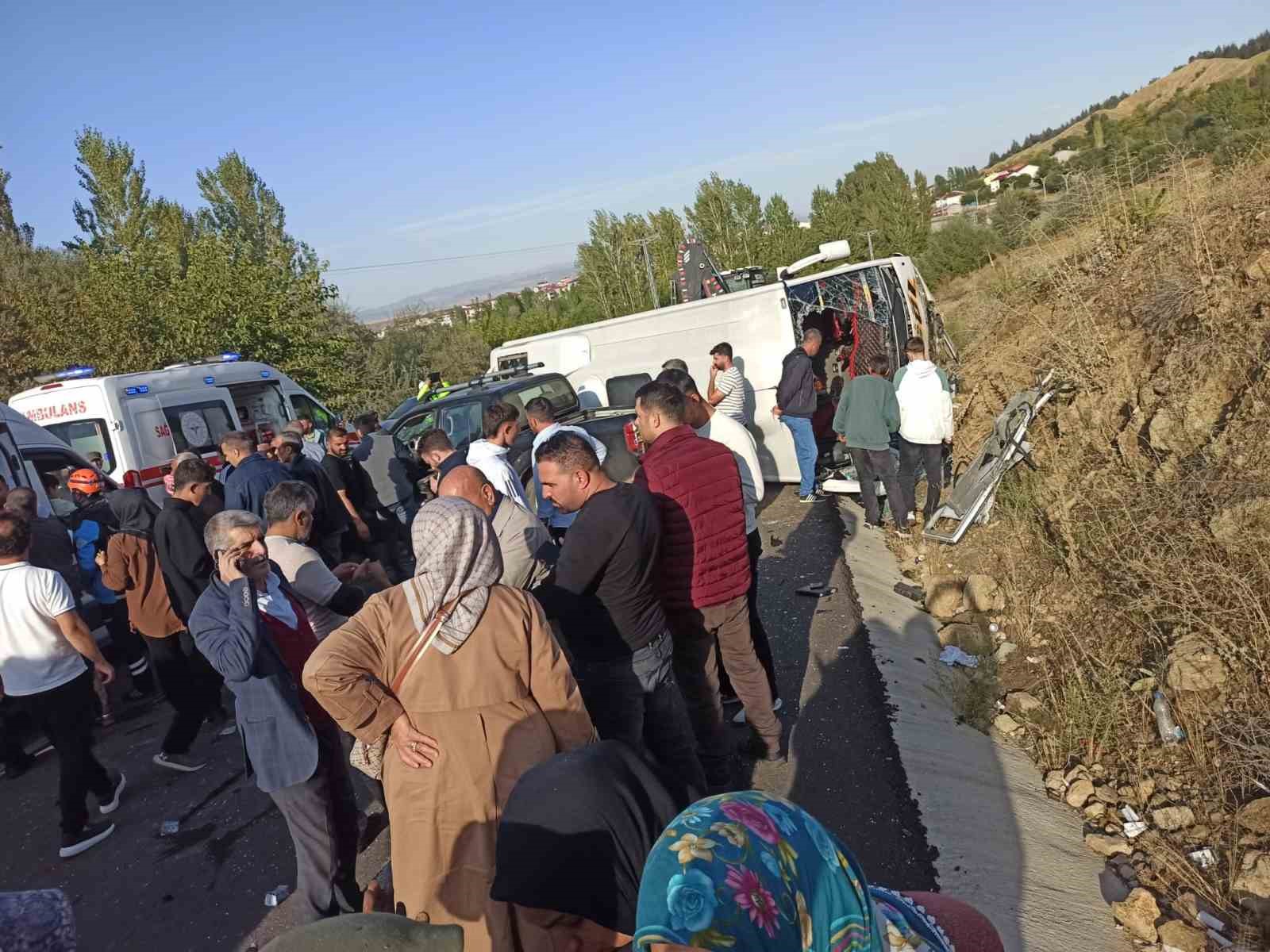 Bingöl’de midibüs ile pikap çarpıştı: 1’i ağır 12 yaralı