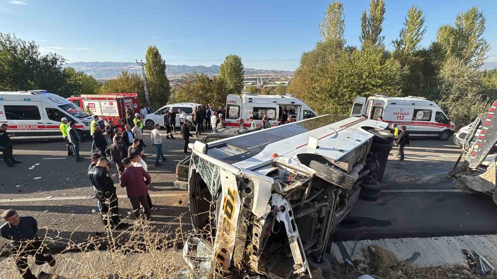 Bingöl’de midibüs ile pikap çarpıştı: 1’i ağır 12 yaralı