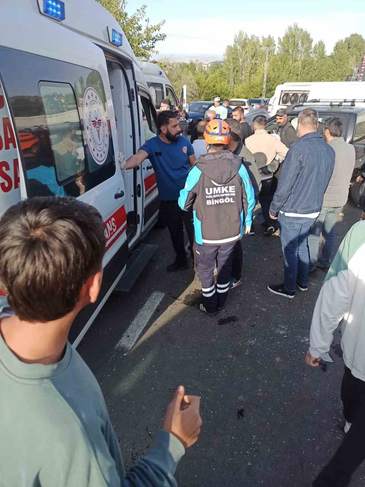 Bingöl’de midibüs ile pikap çarpıştı: 1’i ağır 12 yaralı