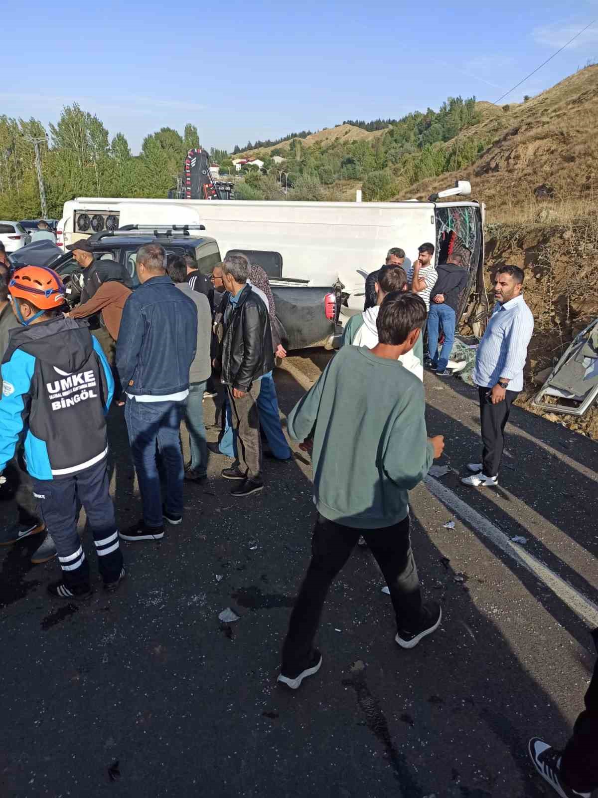 Bingöl’de midibüs ile pikap çarpıştı: 1’i ağır 12 yaralı