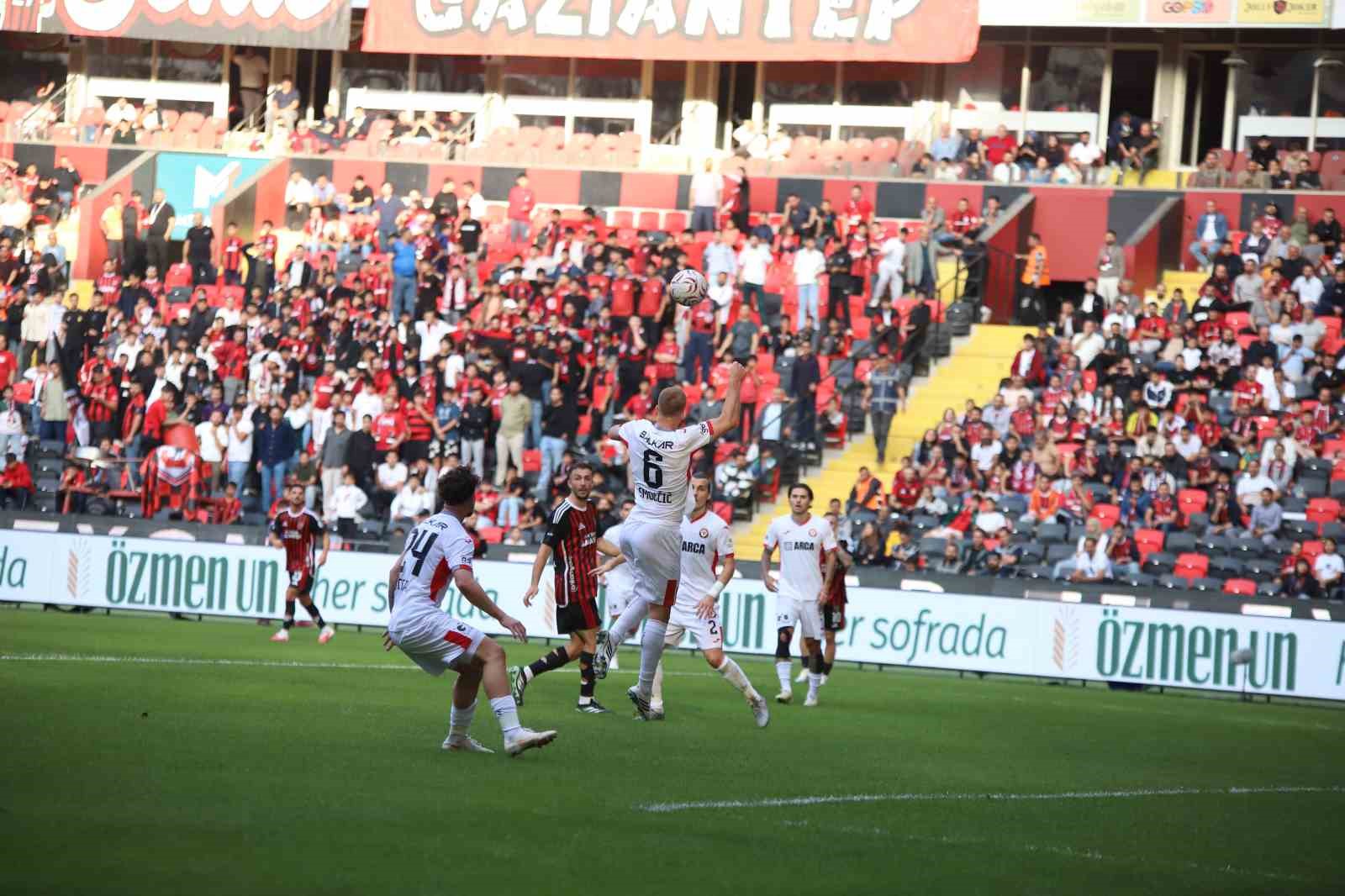 Trendyol Süper Lig: Gaziantep FK: 0 - Çorum FK: 1 (İlk yarı)