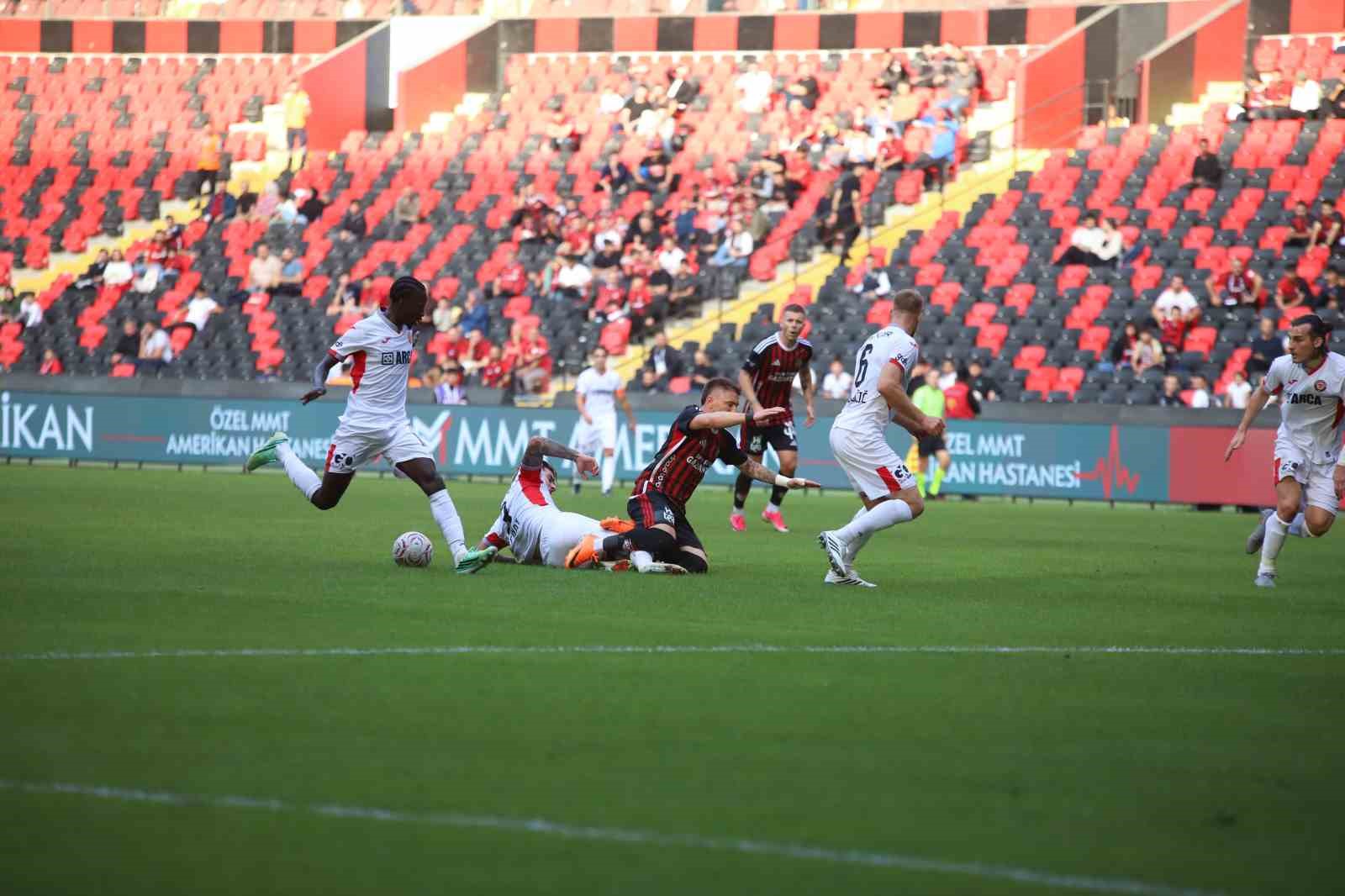 Trendyol Süper Lig: Gaziantep FK: 0 - Çorum FK: 1 (İlk yarı)