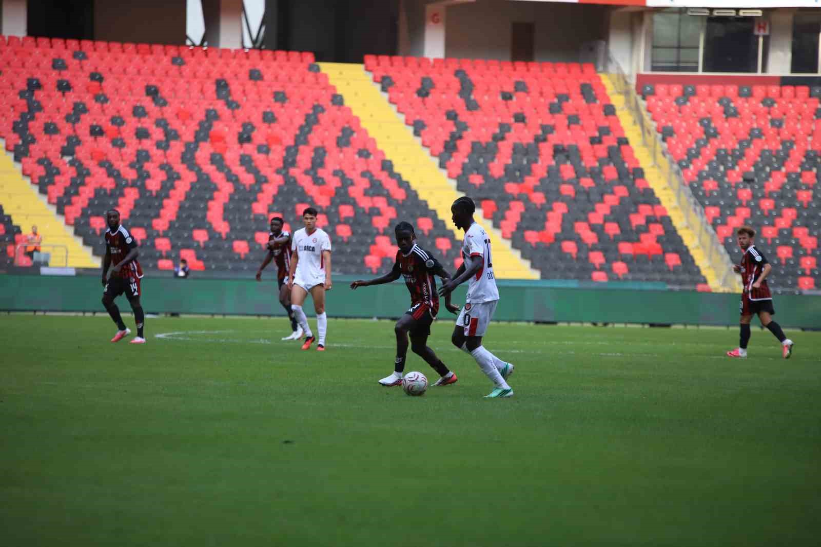 Trendyol Süper Lig: Gaziantep FK: 0 - Çorum FK: 1 (İlk yarı)