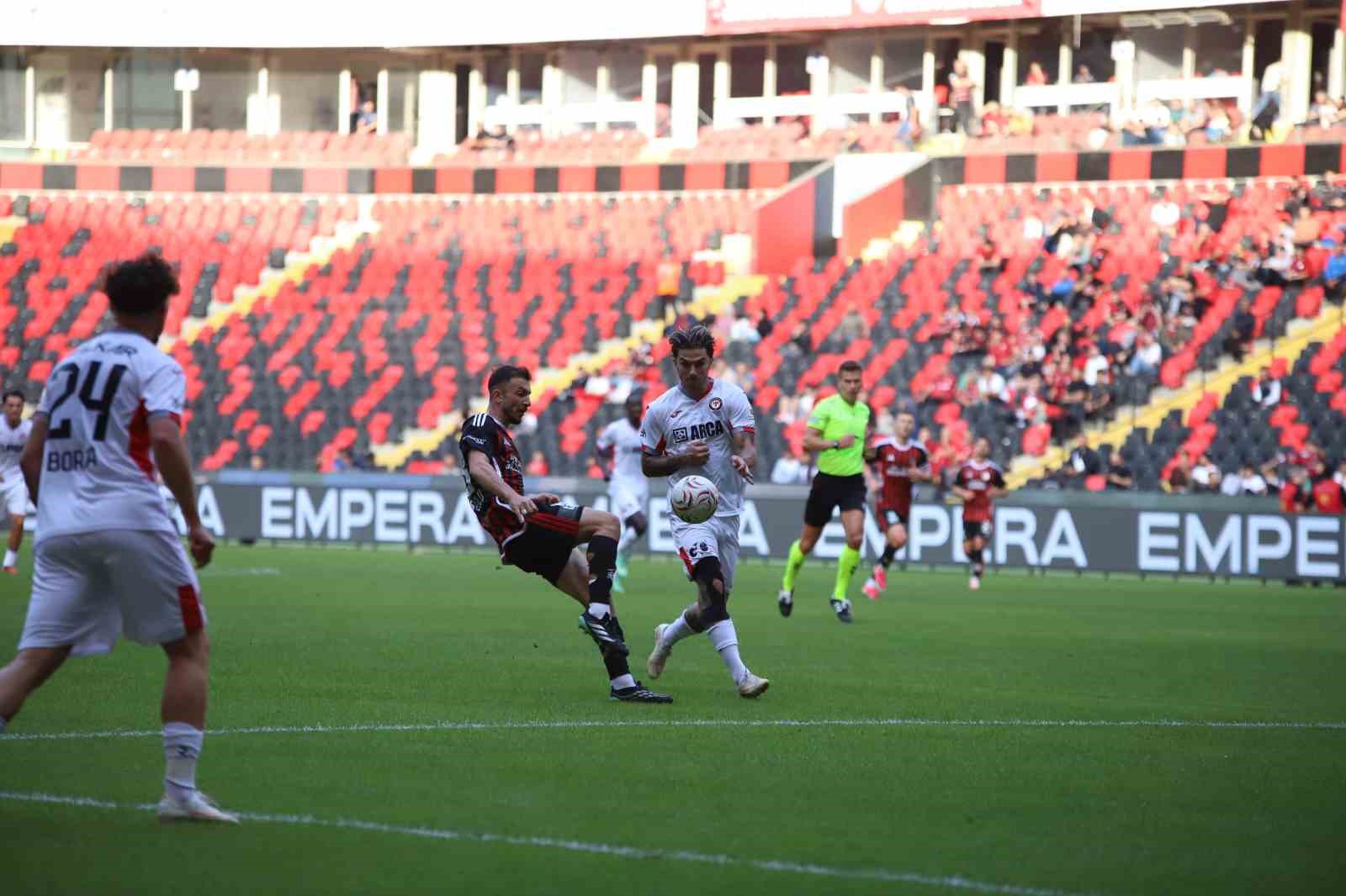 Trendyol Süper Lig: Gaziantep FK: 0 - Çorum FK: 1 (İlk yarı)