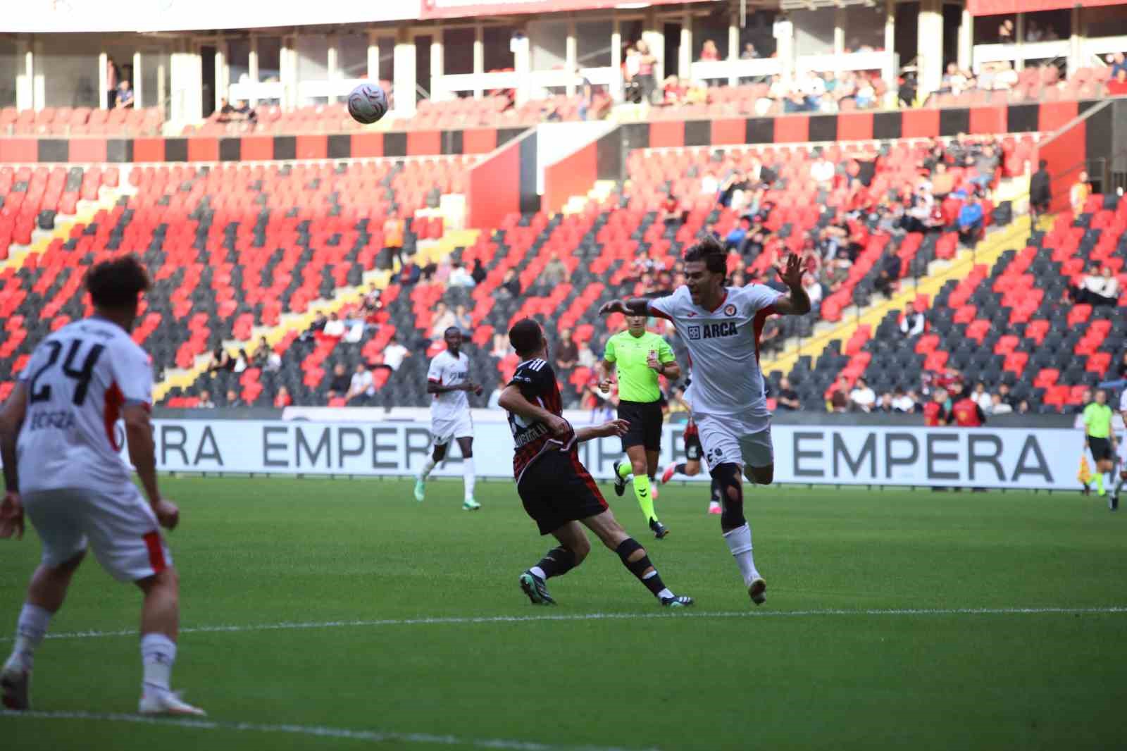 Trendyol Süper Lig: Gaziantep FK: 0 - Çorum FK: 1 (İlk yarı)