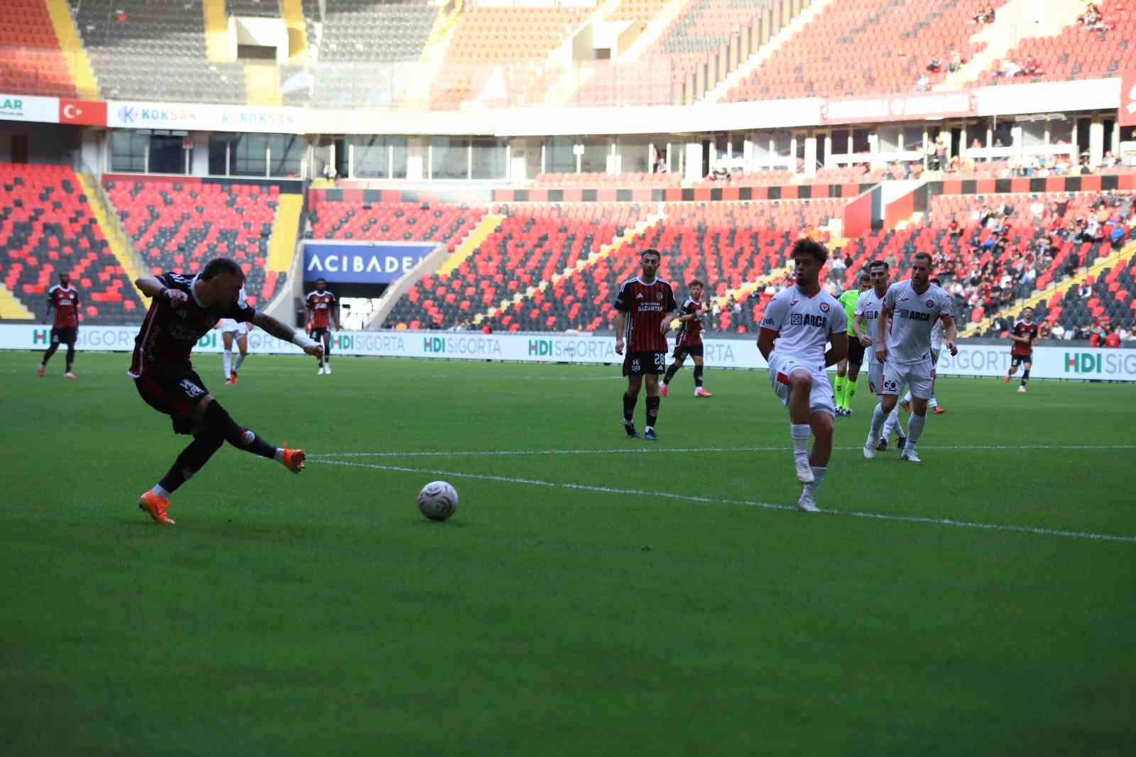 Trendyol Süper Lig: Gaziantep FK: 0 - Çorum FK: 1 (İlk yarı)