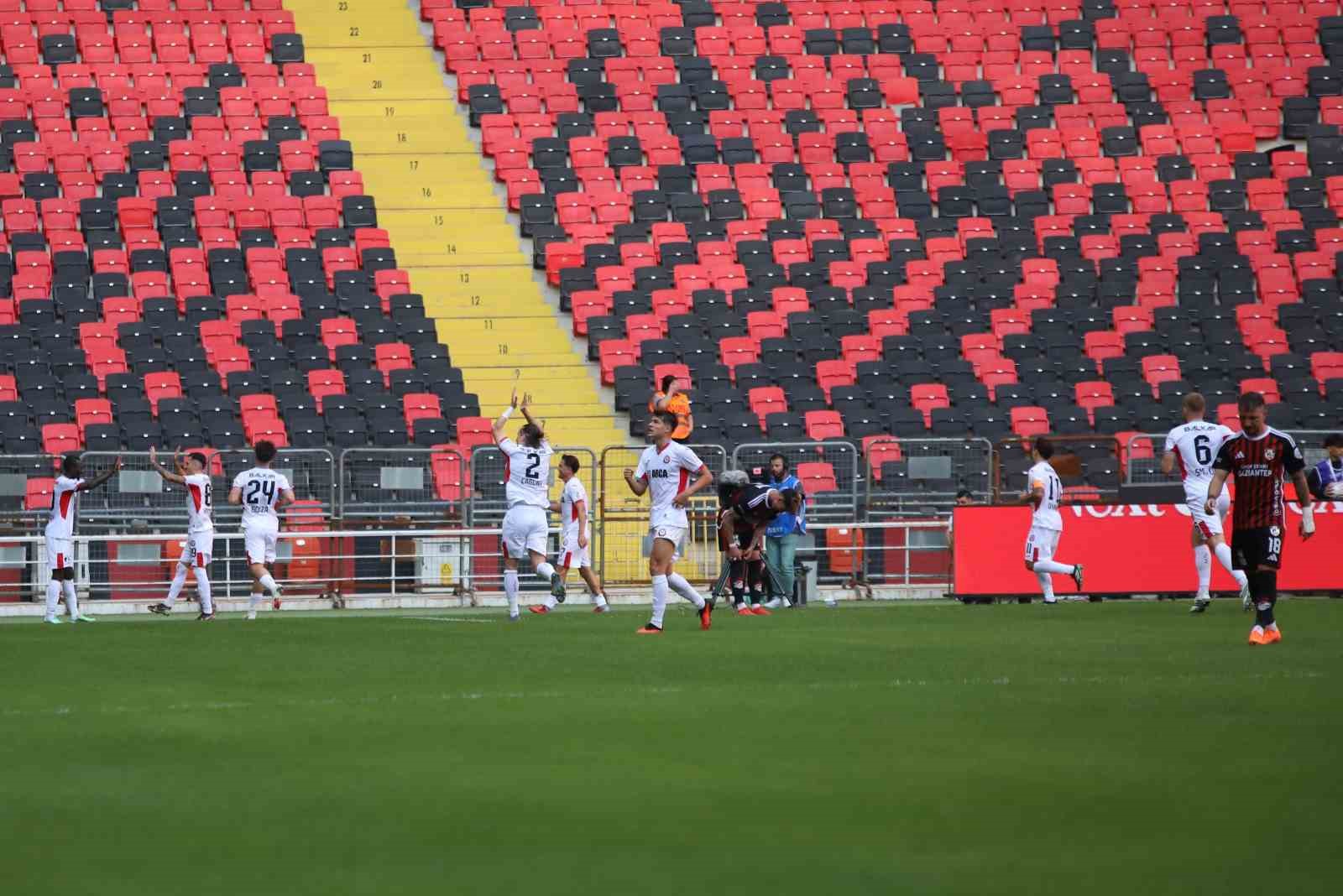 Trendyol Süper Lig: Gaziantep FK: 0 - Çorum FK: 1 (İlk yarı)