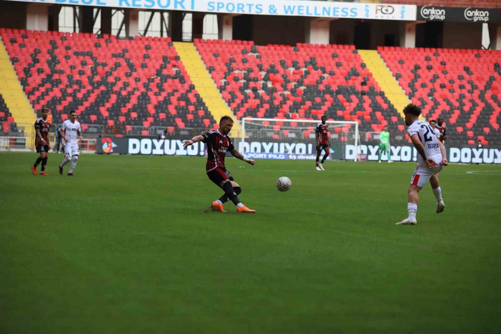 Trendyol Süper Lig: Gaziantep FK: 0 - Çorum FK: 1 (İlk yarı)