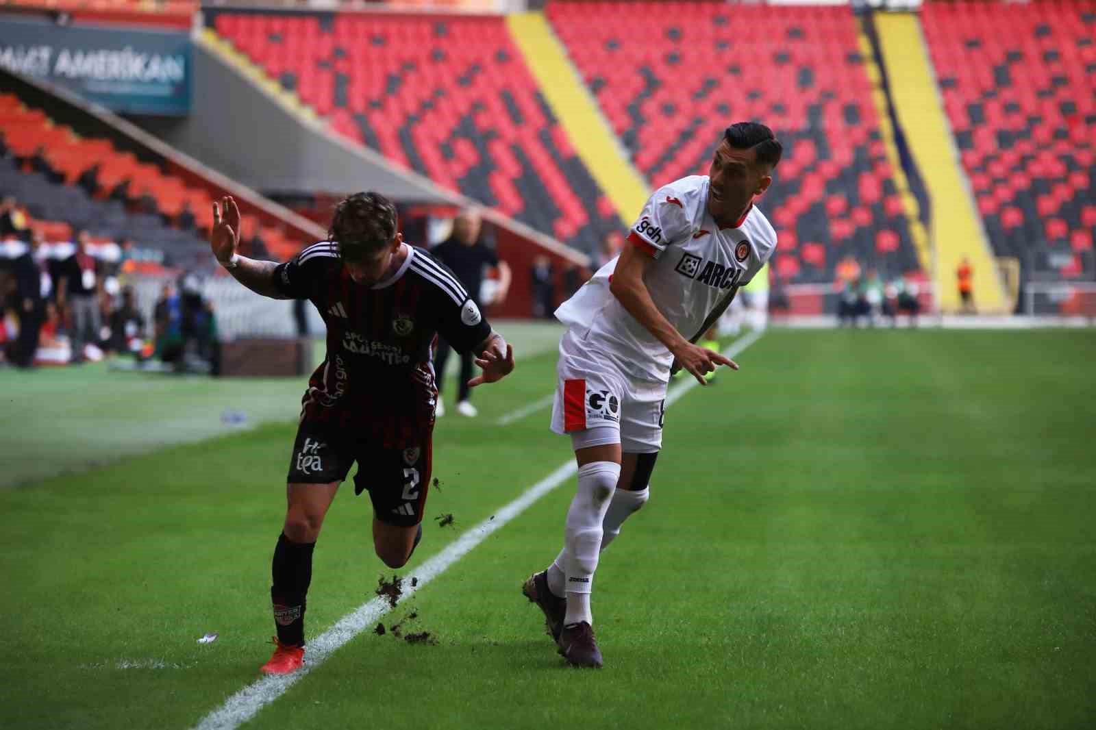 Trendyol Süper Lig: Gaziantep FK: 0 - Çorum FK: 1 (İlk yarı)