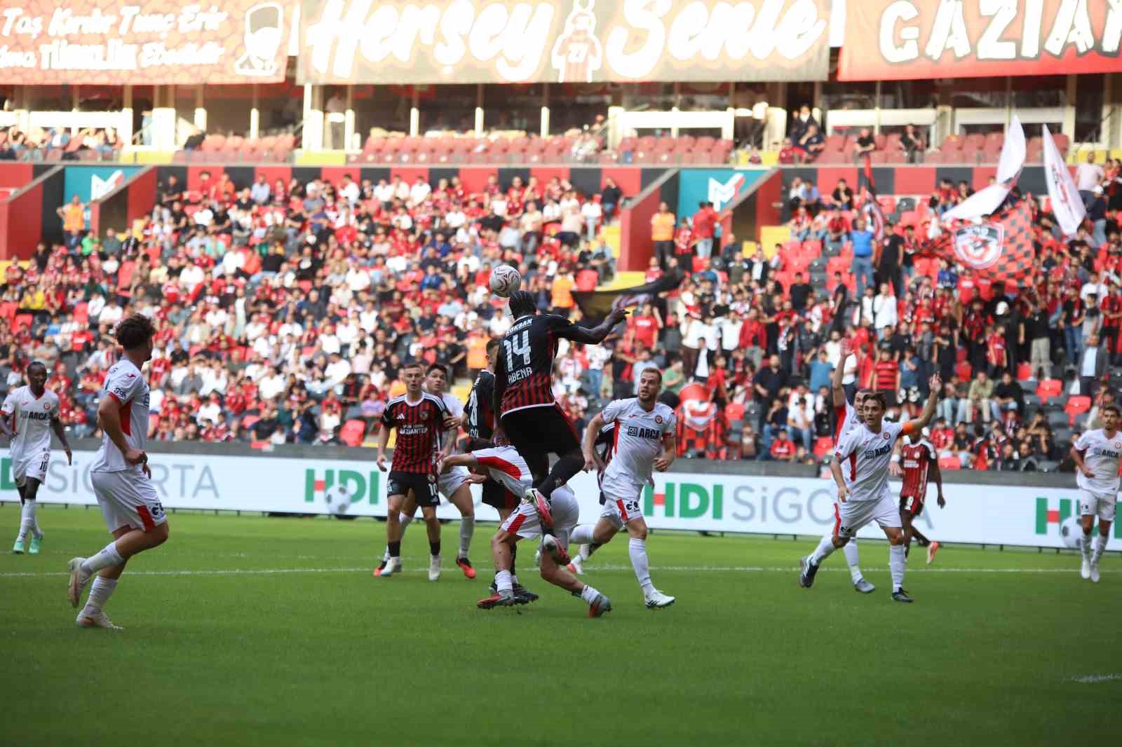 Trendyol Süper Lig: Gaziantep FK: 0 - Çorum FK: 1 (İlk yarı)