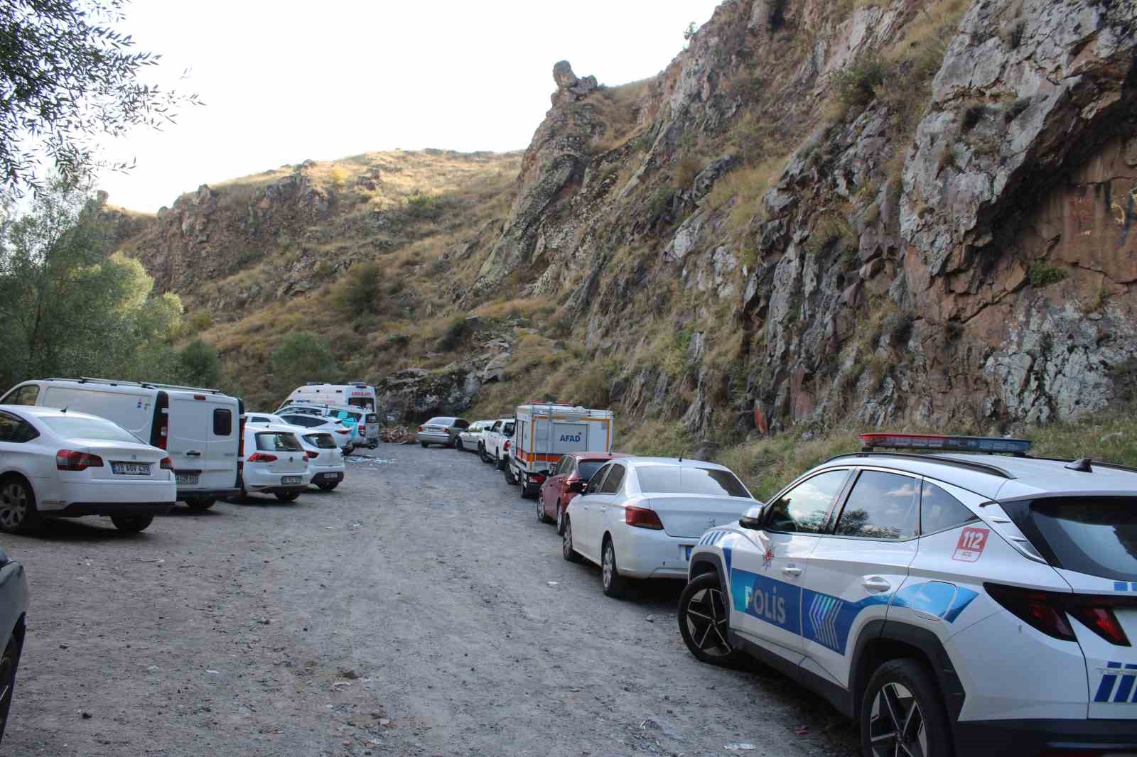 Kayalıklardan dere yatağına düşen şahıs kurtarıldı