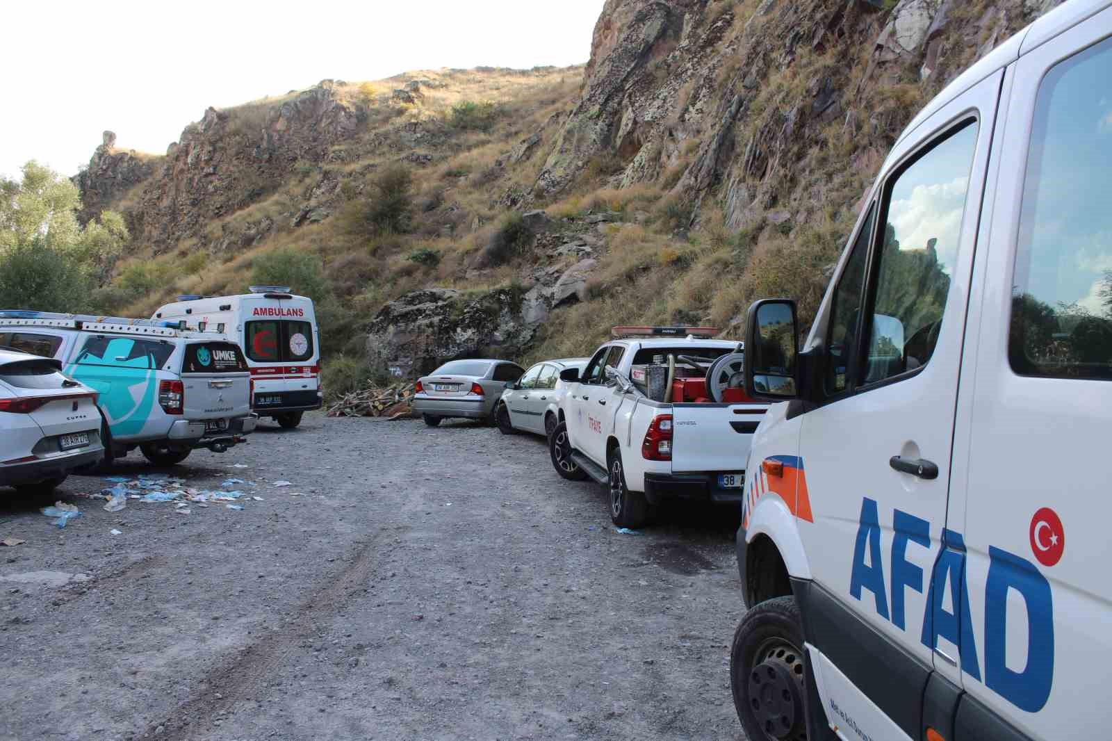 Kayalıklardan dere yatağına düşen şahıs kurtarıldı