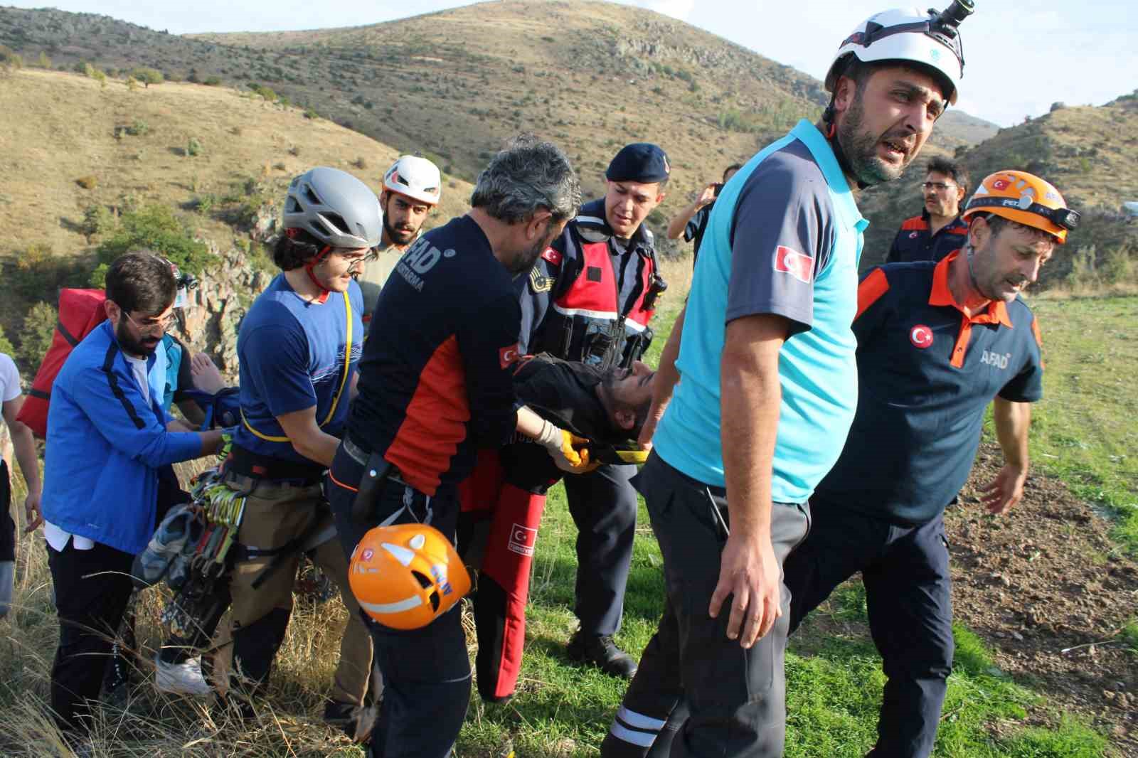 Kayalıklardan dere yatağına düşen şahıs kurtarıldı