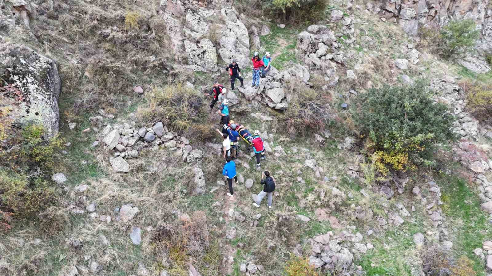 Kayalıklardan dere yatağına düşen şahıs kurtarıldı