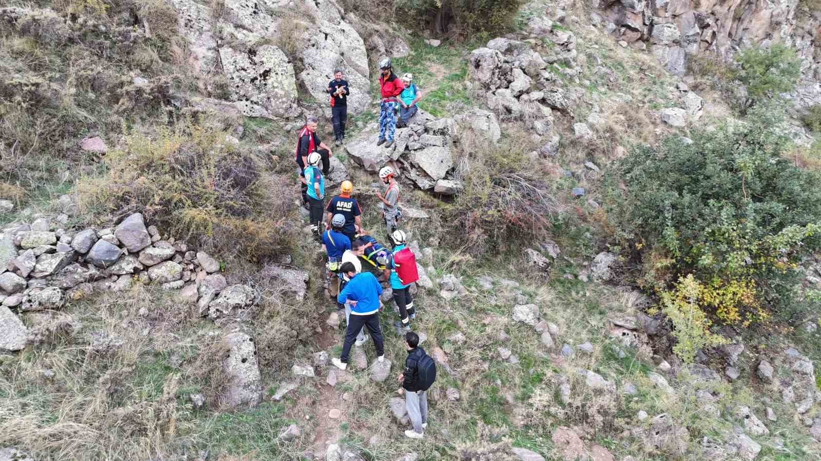 Kayalıklardan dere yatağına düşen şahıs kurtarıldı