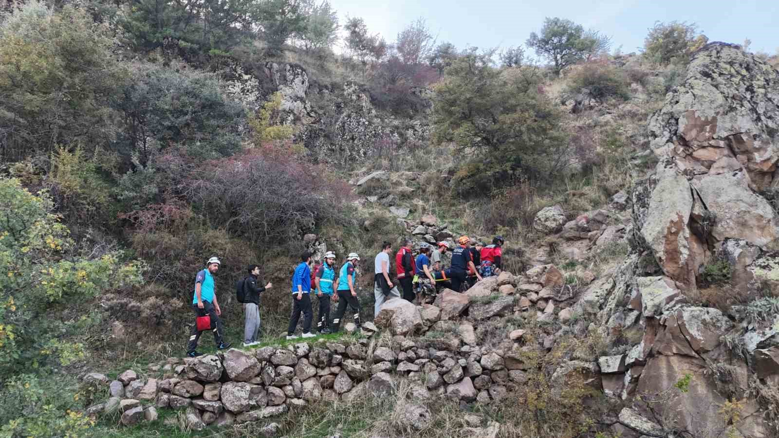 Kayalıklardan dere yatağına düşen şahıs kurtarıldı