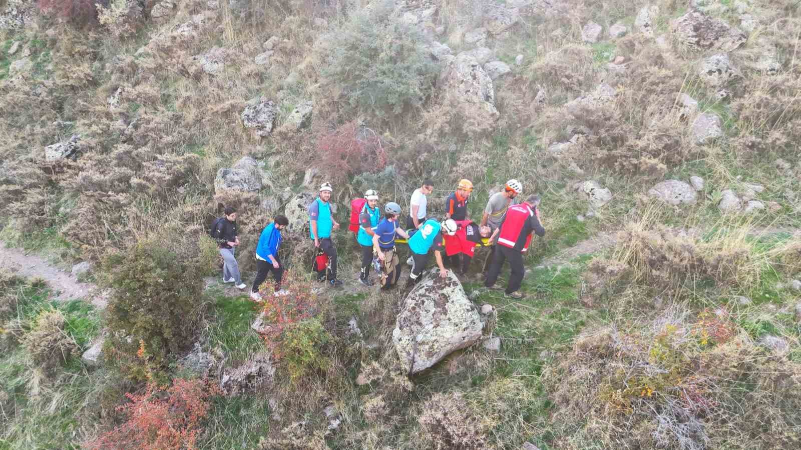 Kayalıklardan dere yatağına düşen şahıs kurtarıldı