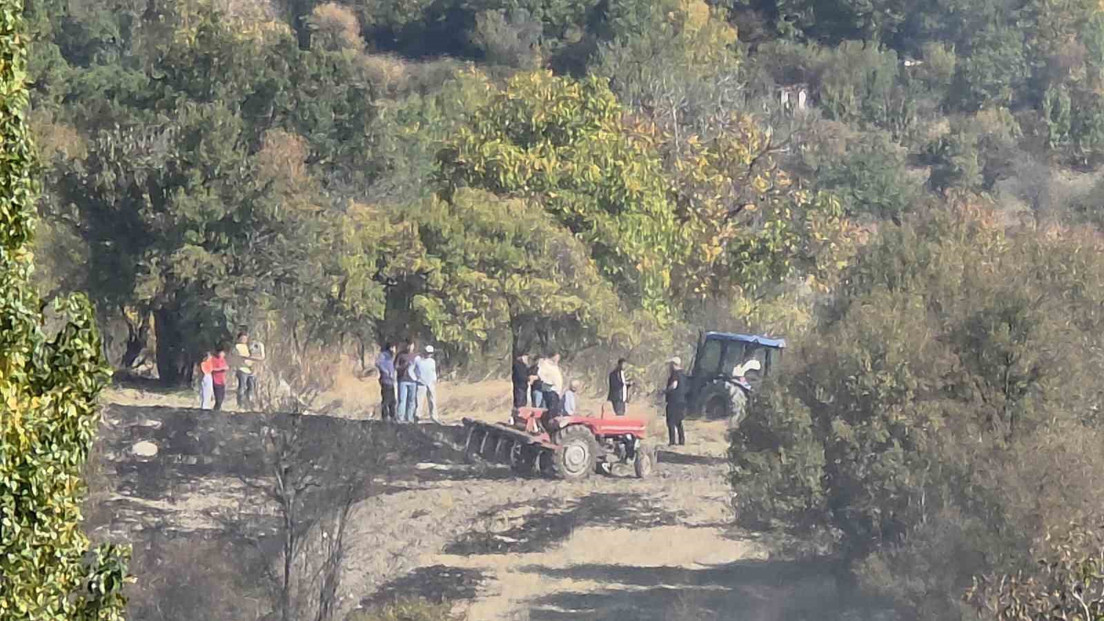 Domaniç’te yangını kepçeler ve traktörler durdurdu