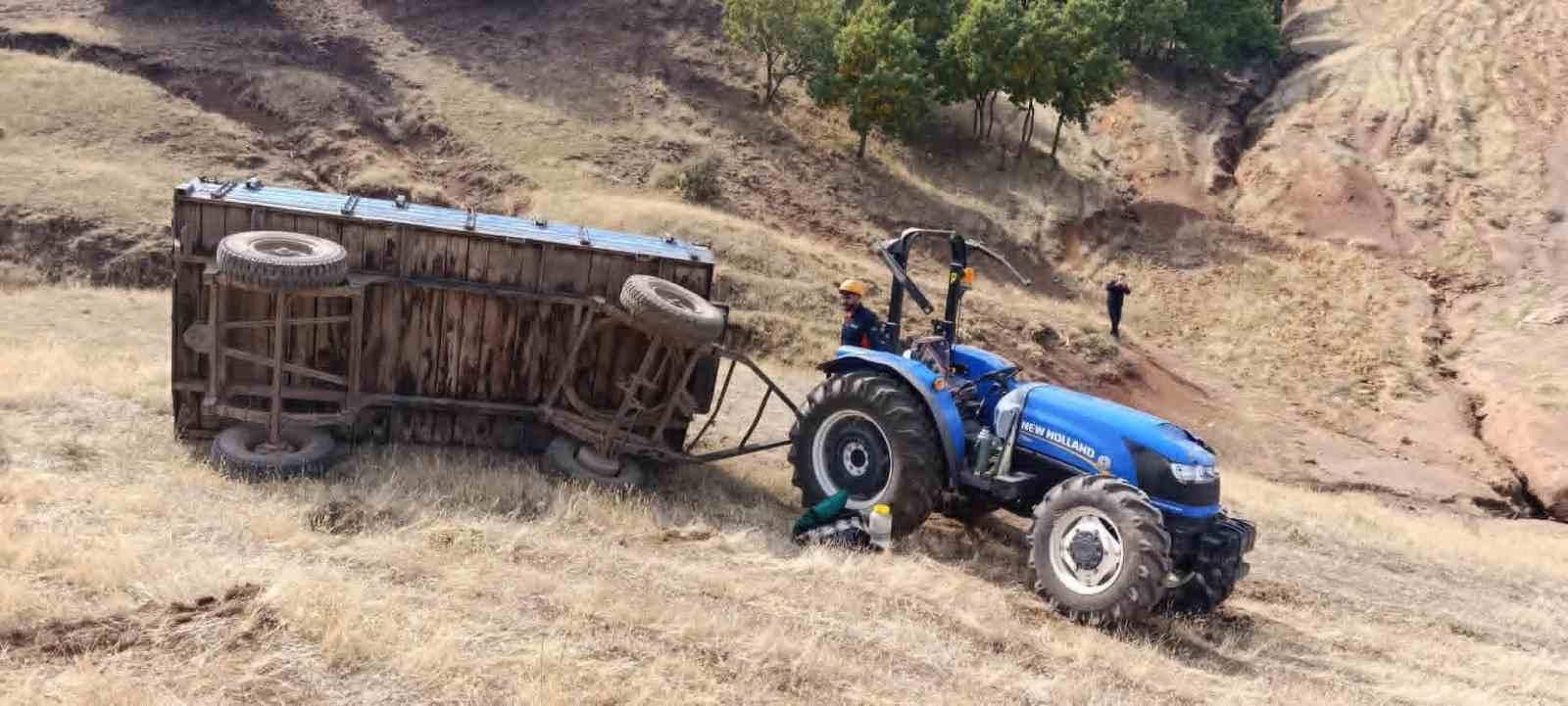 Muş’ta devrilen traktörün altında kalan sürücü ağır yaralandı