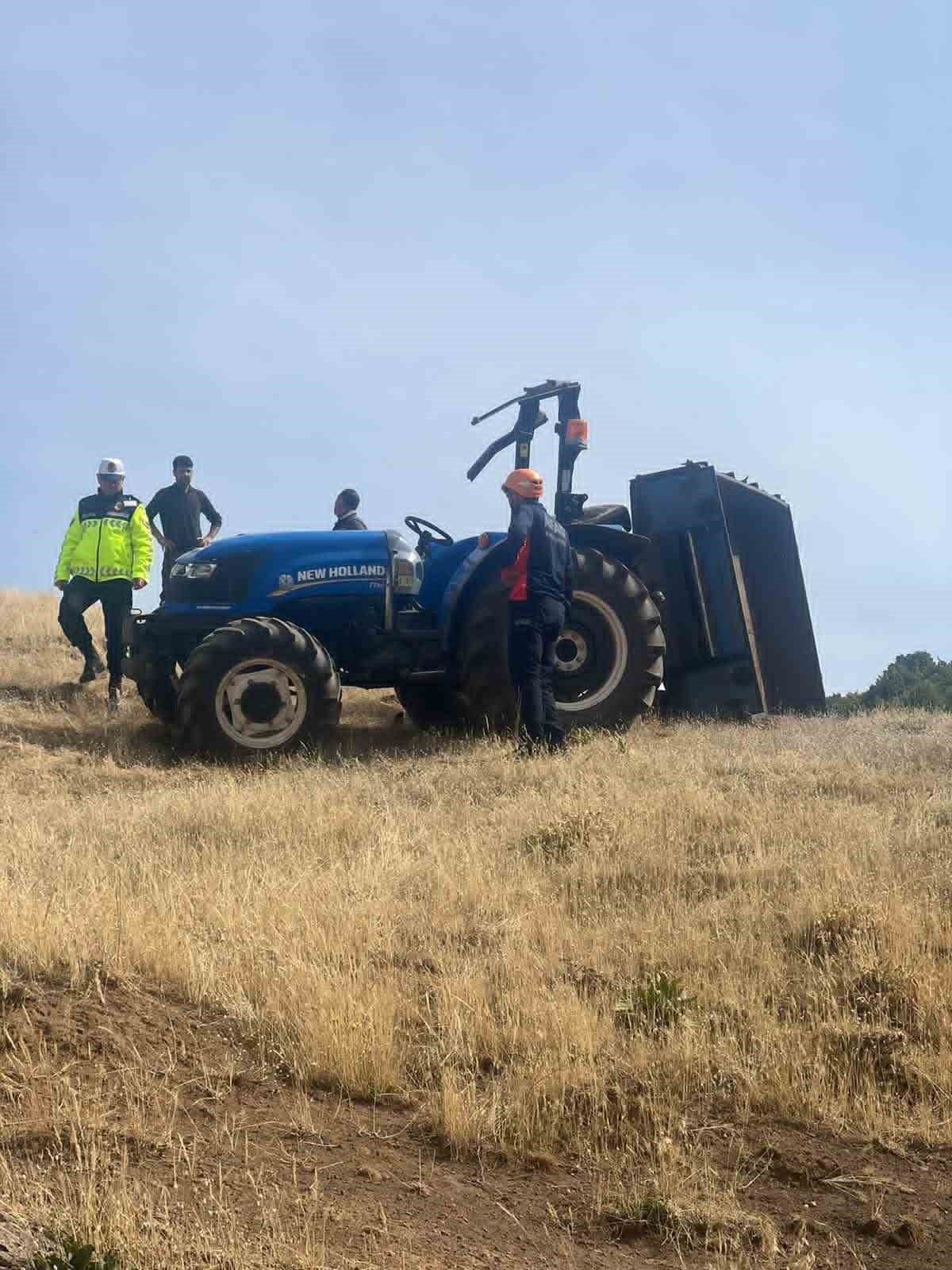 Muş’ta devrilen traktörün altında kalan sürücü ağır yaralandı