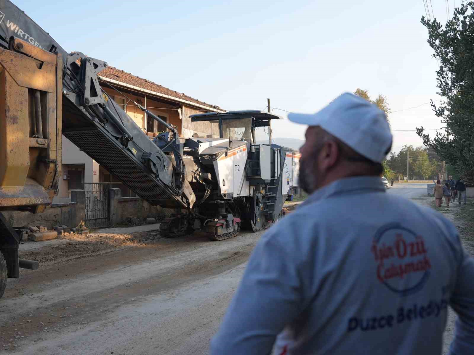 Düzce’de asfalt mesaisi gece gündüz sürüyor