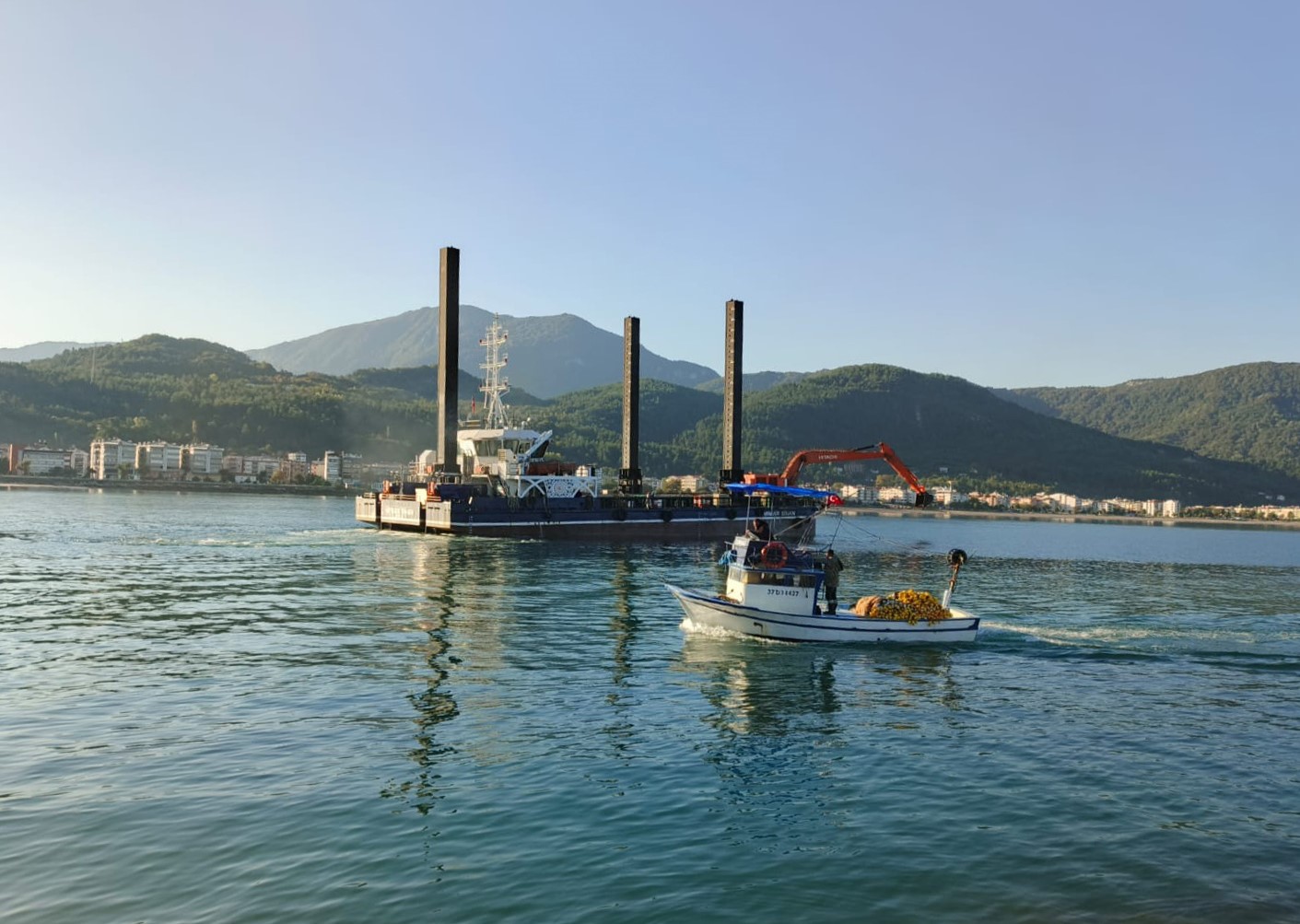 Cide Limanı’nda temizlik çalışması