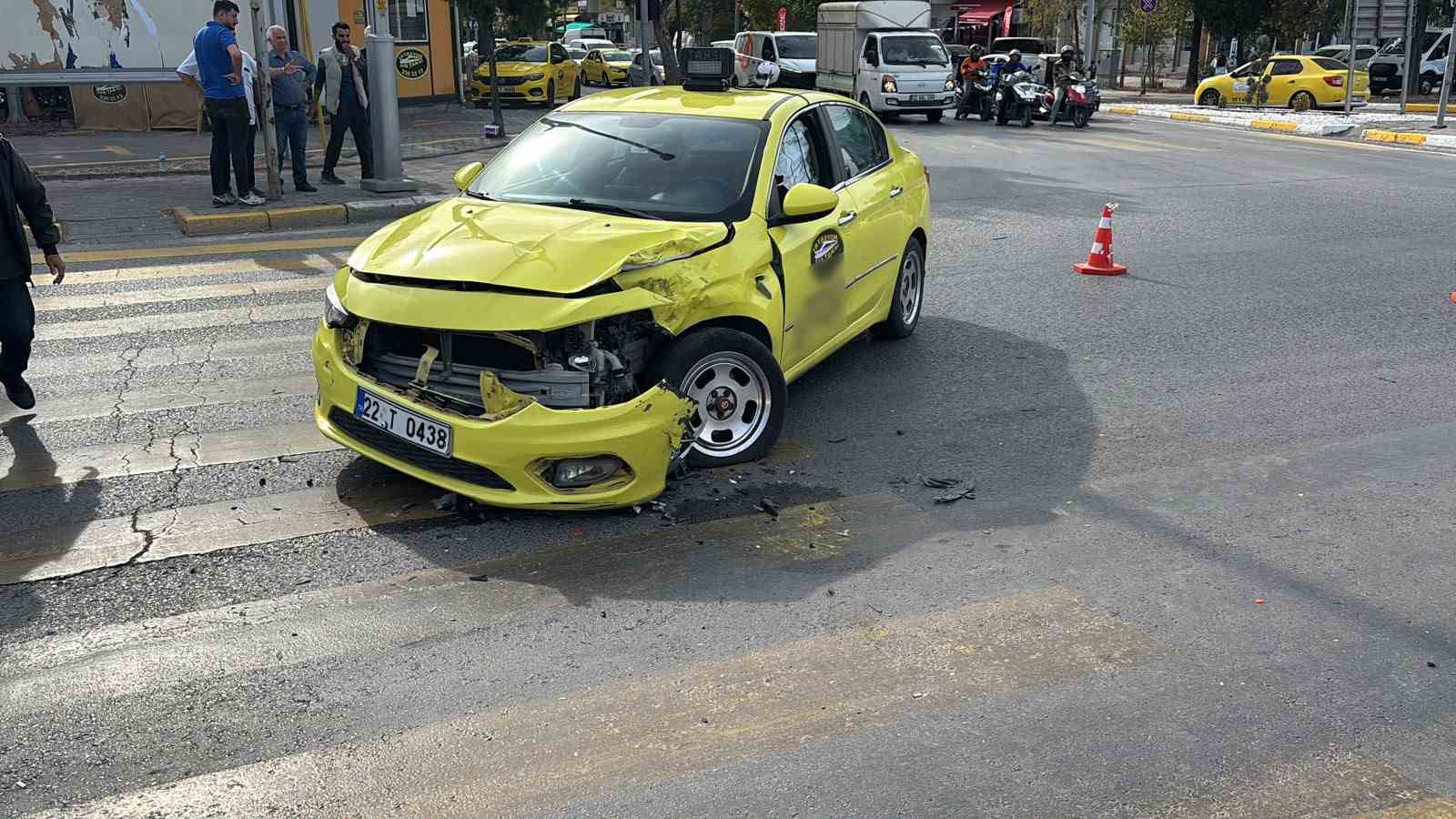 Edirne’de taksi ile motosiklet çarpıştı: 2 yaralı