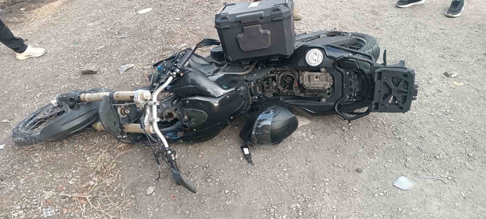 Kilis’te hafif ticari araçla çarpışan motosikletin sürücüsü hayatını kaybetti