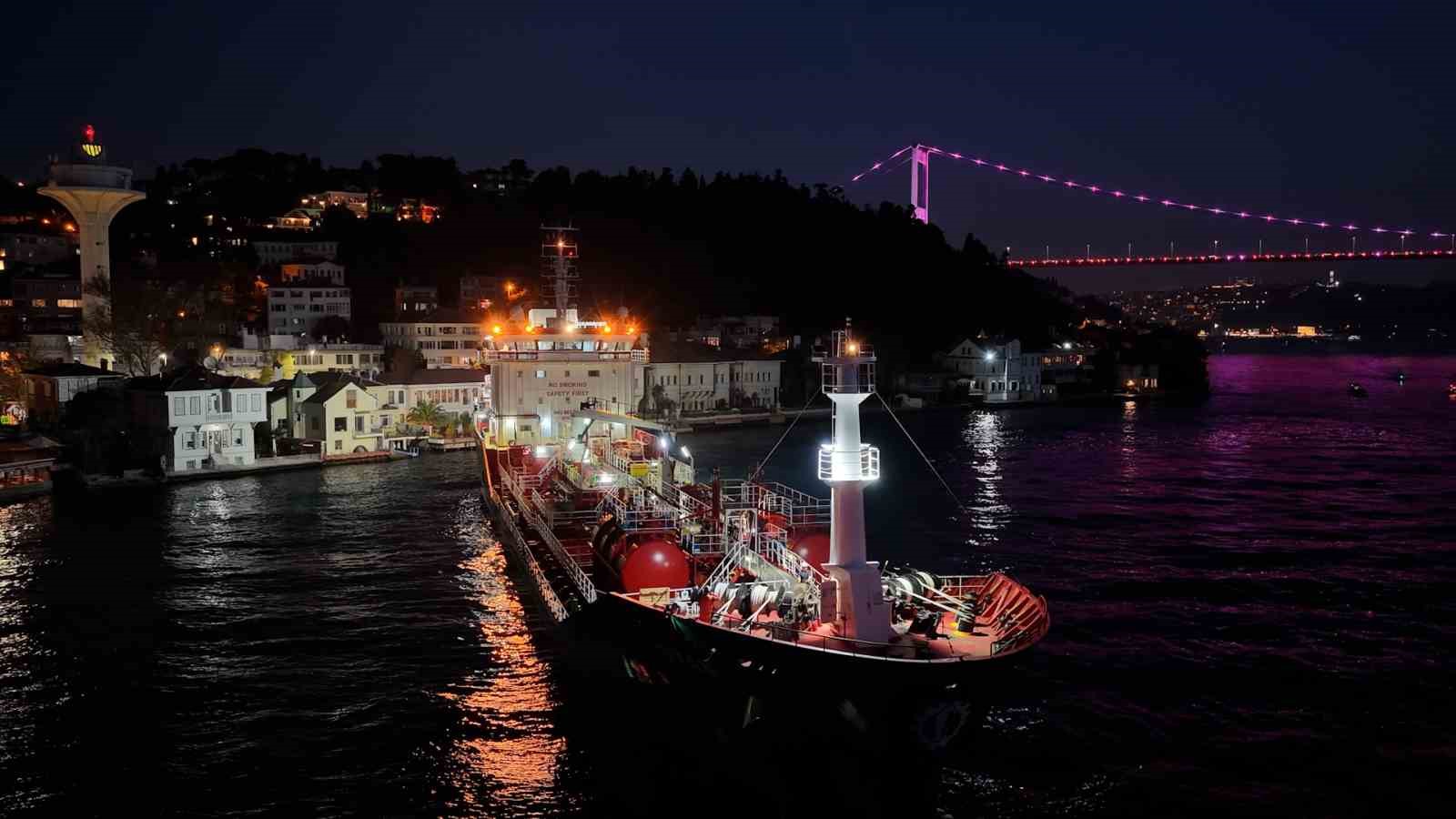 İstanbul Boğazı’nda facianın eşiğinden dönüldü: Kimyasal madde taşıyan tanker kıyıya metreler kala durabildi
