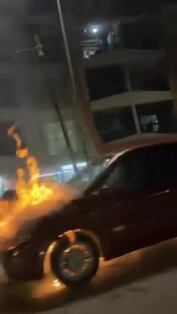Kocaeli’de iki ayrı araç yangını: Otomobil ve tır dorsesi alev aldı