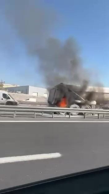 Kocaeli’de iki ayrı araç yangını: Otomobil ve tır dorsesi alev aldı