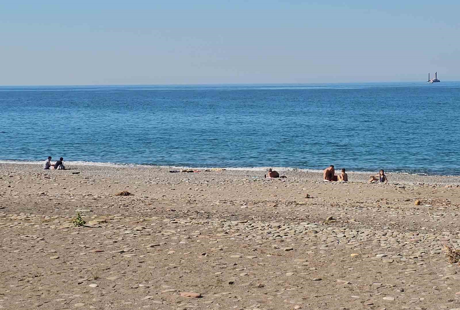 Kastamonu’da vatandaşlar yazdan kalma günün tadını sahilde çıkardı