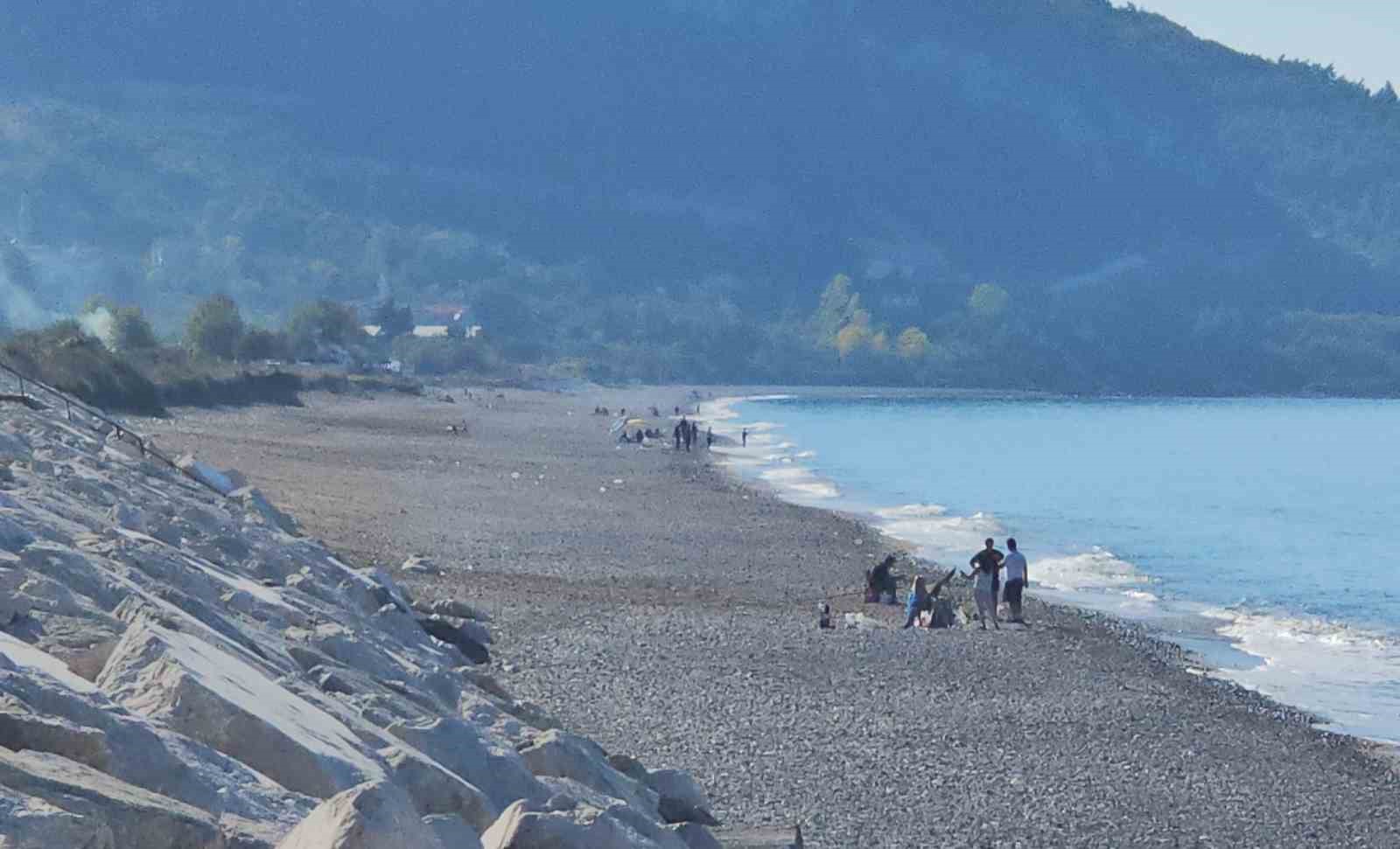 Kastamonu’da vatandaşlar yazdan kalma günün tadını sahilde çıkardı