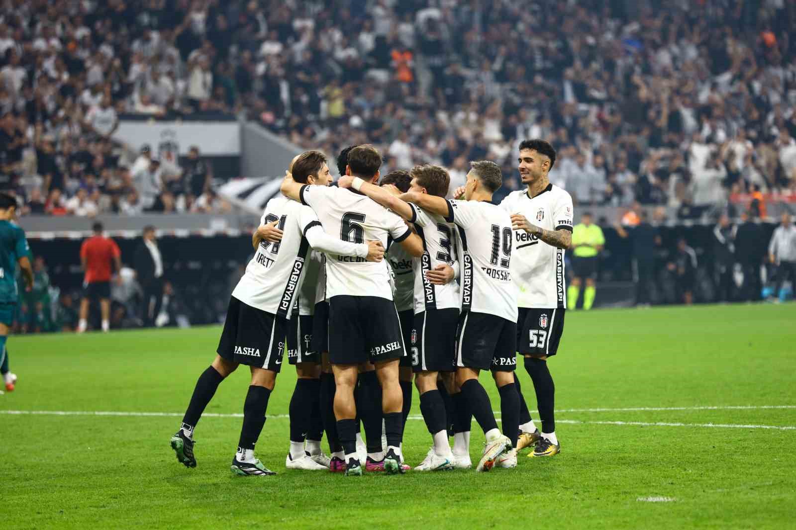 Trendyol Süper Lig: Beşiktaş: 2 - Kocaelispor: 1 (İlk yarı)