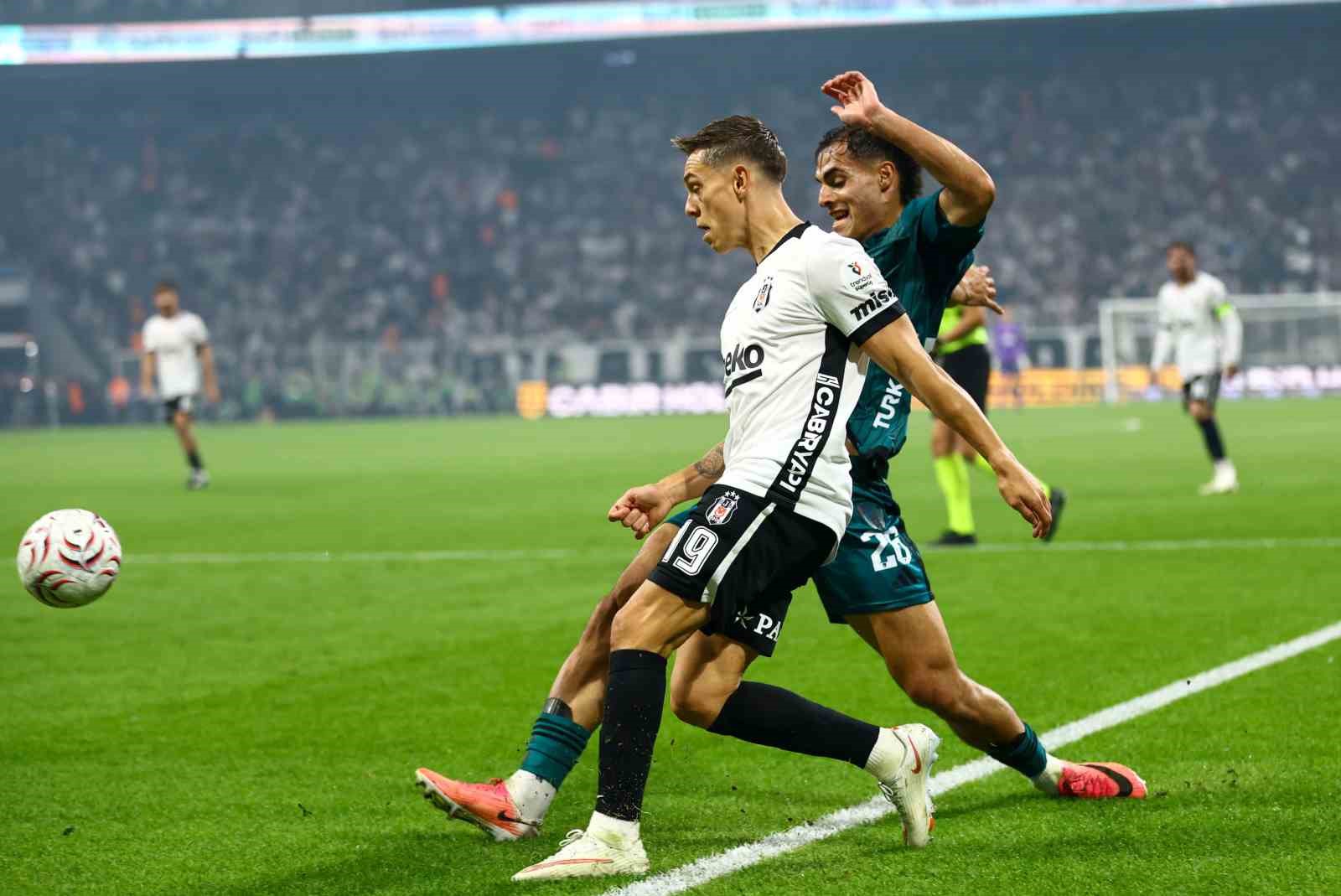 Trendyol Süper Lig: Beşiktaş: 2 - Kocaelispor: 1 (İlk yarı)