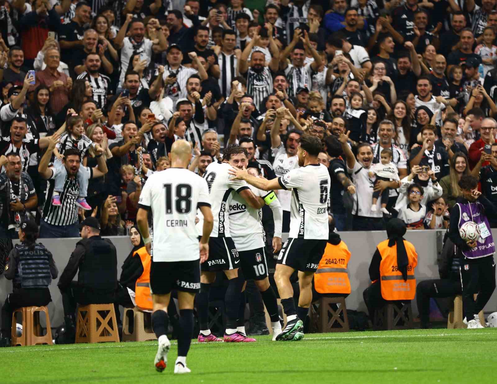 Trendyol Süper Lig: Beşiktaş: 2 - Kocaelispor: 1 (İlk yarı)