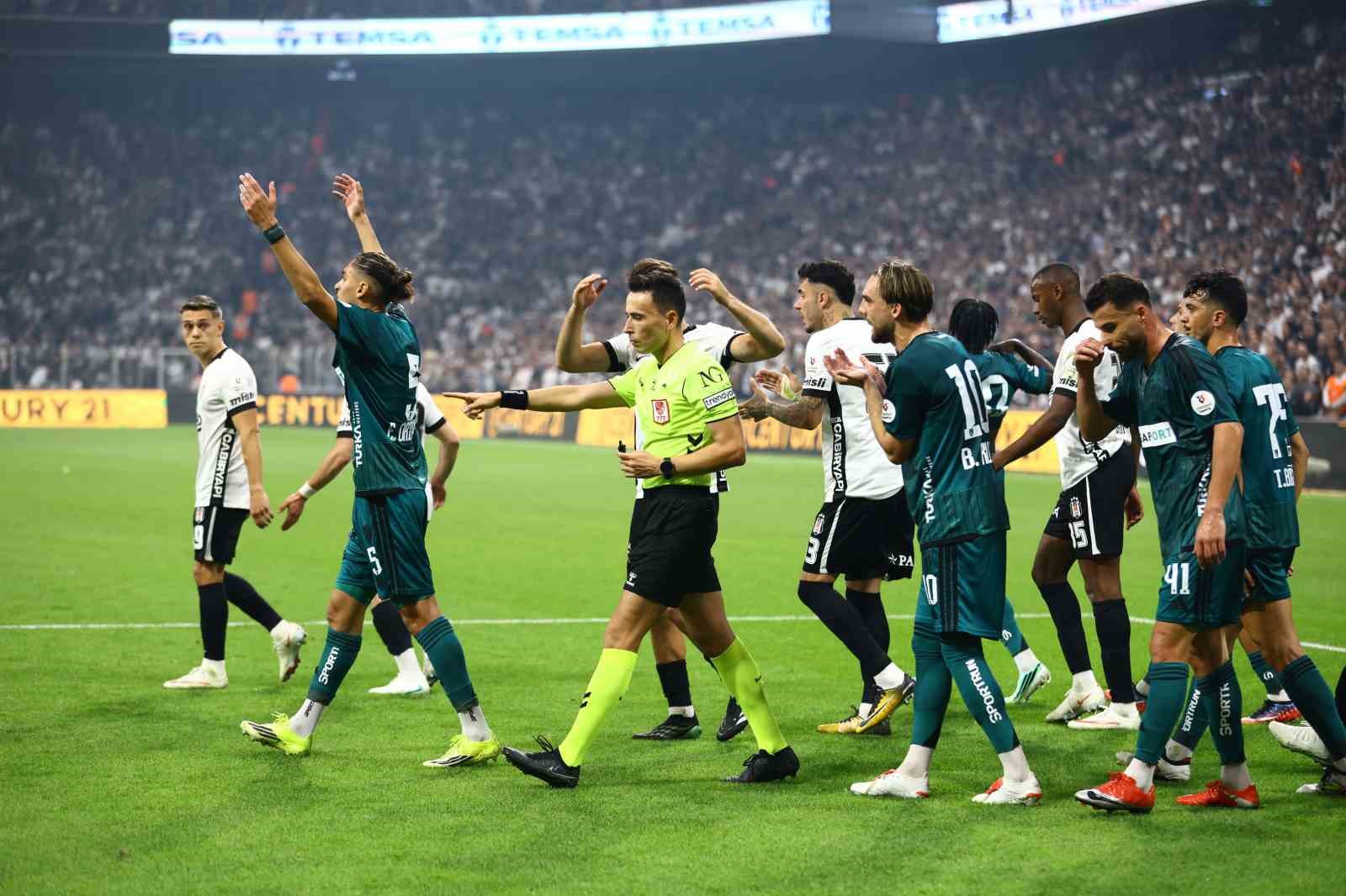 Trendyol Süper Lig: Beşiktaş: 2 - Kocaelispor: 1 (İlk yarı)