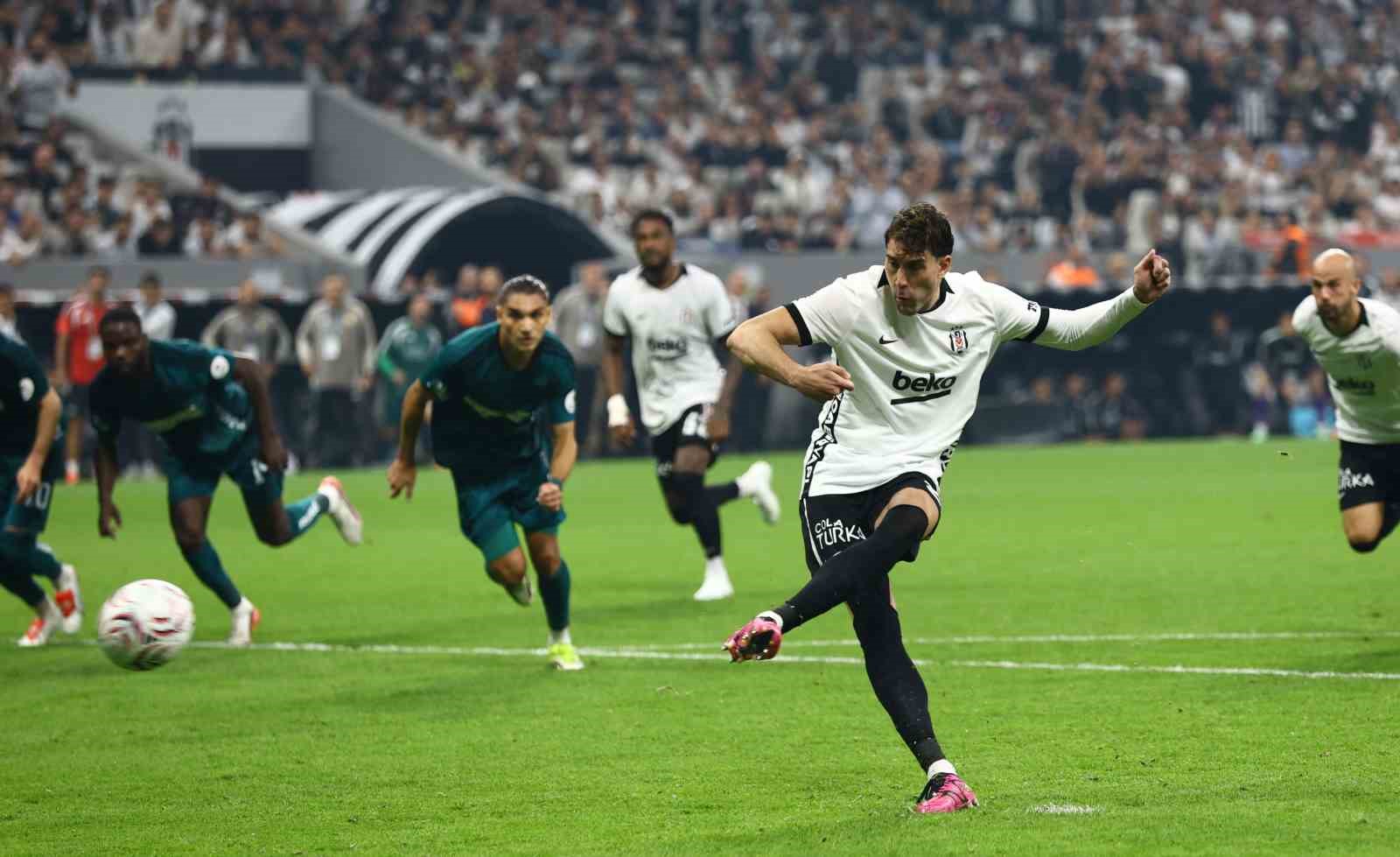 Trendyol Süper Lig: Beşiktaş: 2 - Kocaelispor: 1 (İlk yarı)