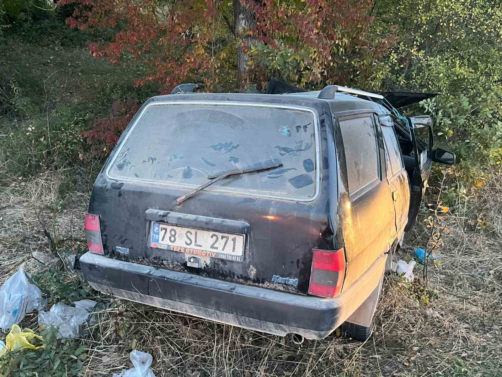 Ağaca çarpan otomobil hurdaya döndü: Sürücüyü ekipler kurtardı