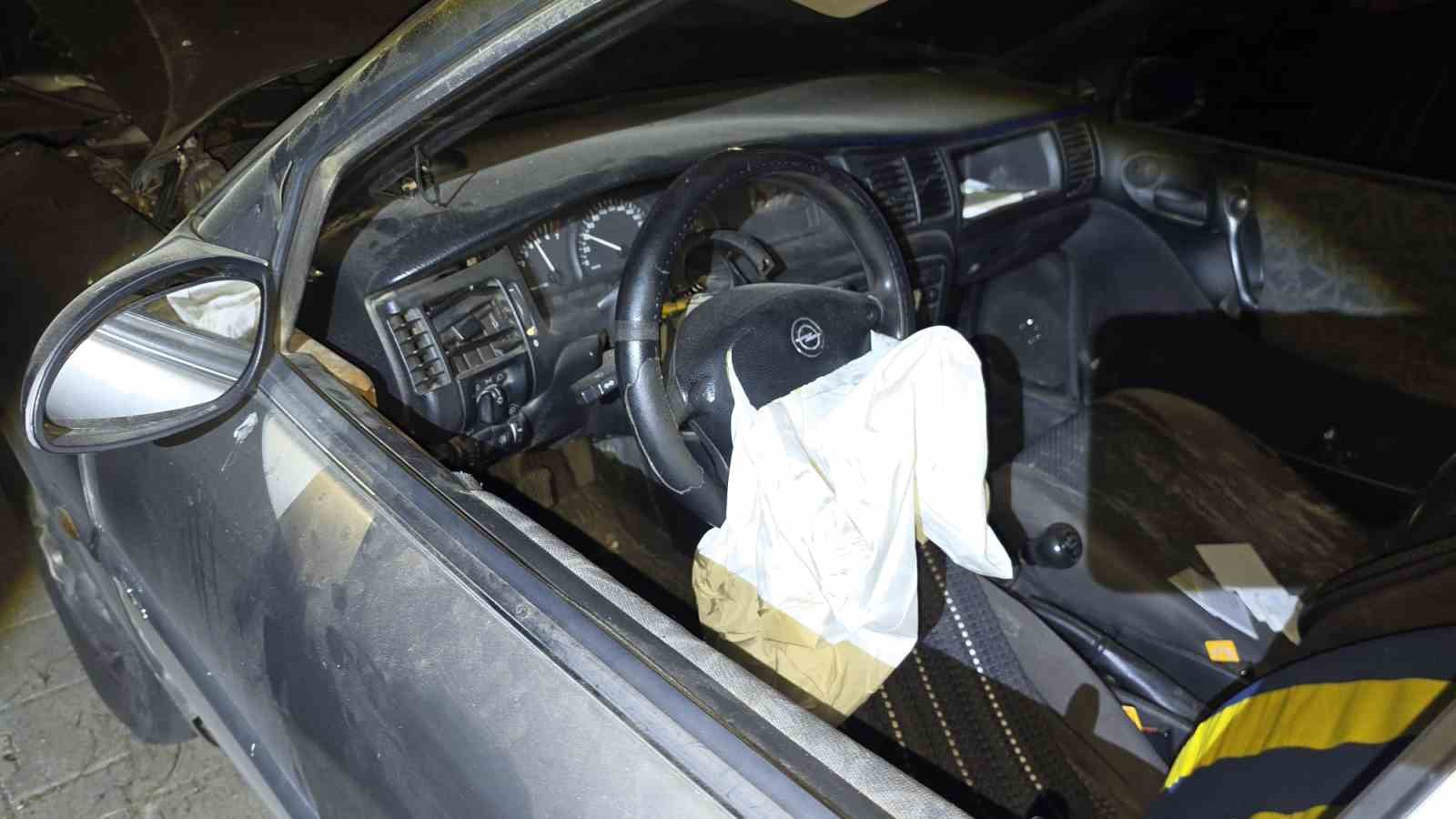 Uçuruma yuvarlanan otomobilde sıkışan sürücü kurtarıldı