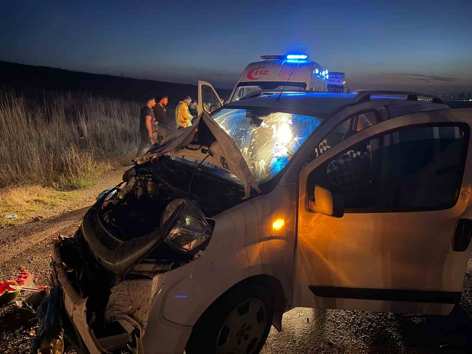 Çorum’da hafif ticari araç ile otomobil çarpıştı: 5 yaralı