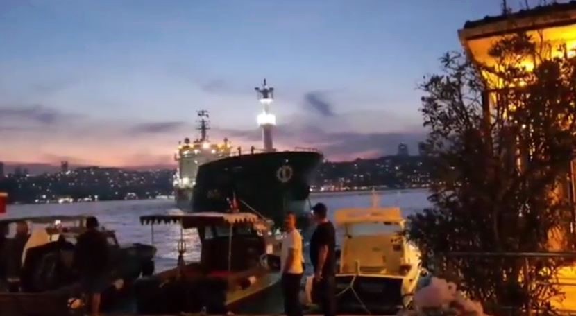 İstanbul Boğazı’nda facianın eşiğinden dönüldüğü anlar kamerada
