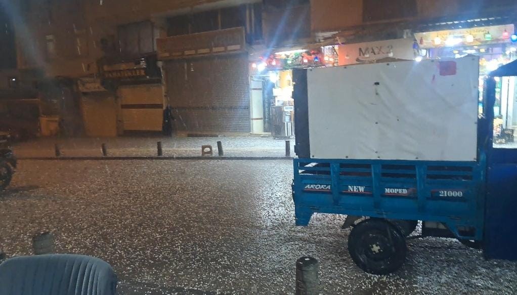 Kilis’te aniden bastıran dolu yolları beyaza bürüdü