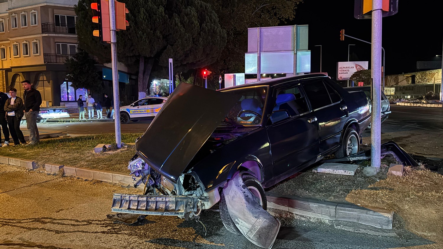 Otomobiller kavşakta çarpıştı: 1 yaralı