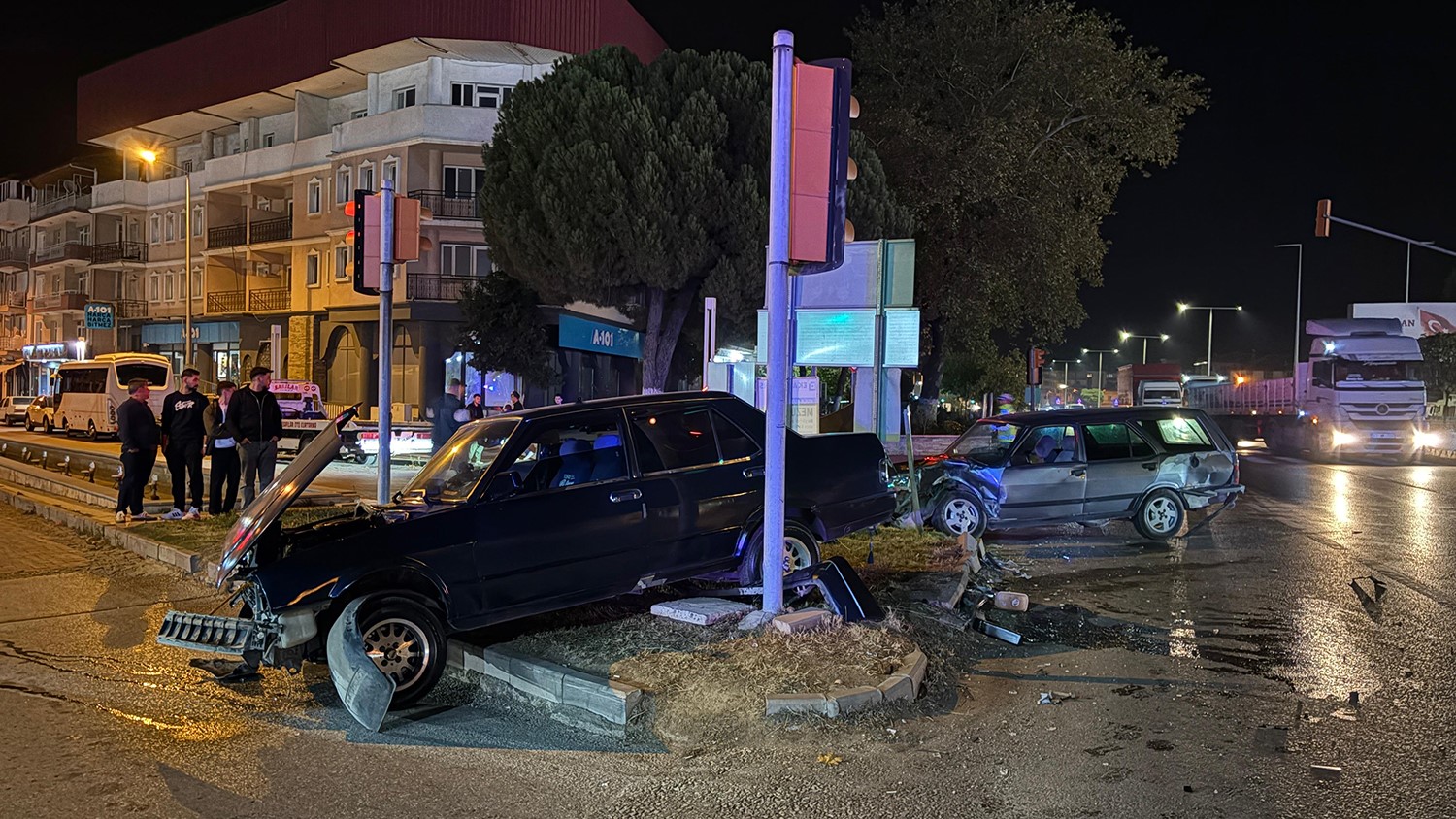 Otomobiller kavşakta çarpıştı: 1 yaralı