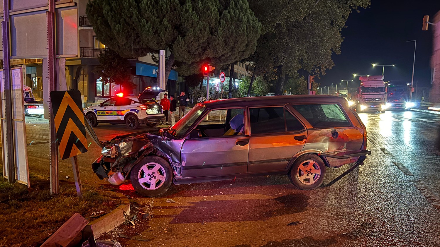 Otomobiller kavşakta çarpıştı: 1 yaralı