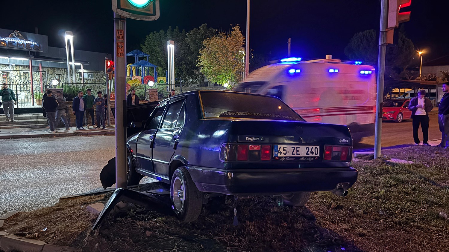 Otomobiller kavşakta çarpıştı: 1 yaralı
