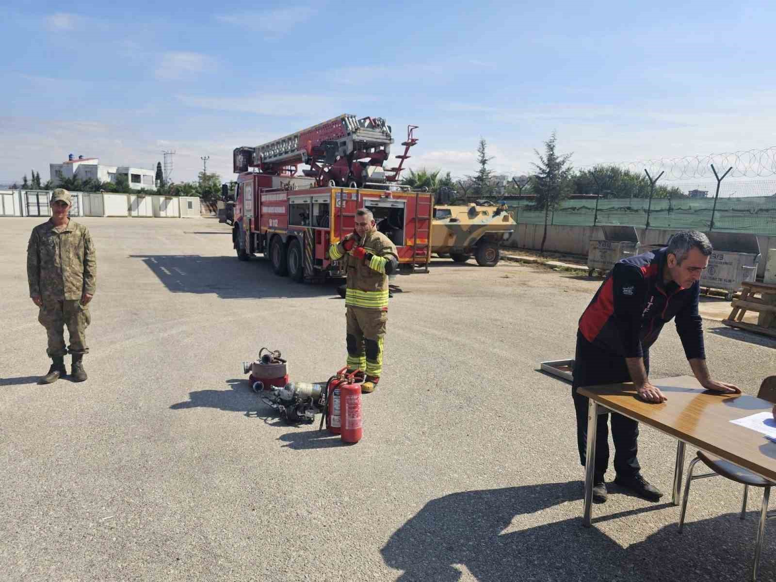 Reyhanlı’da Mehmetçiğe temel yangın eğitimi verildi