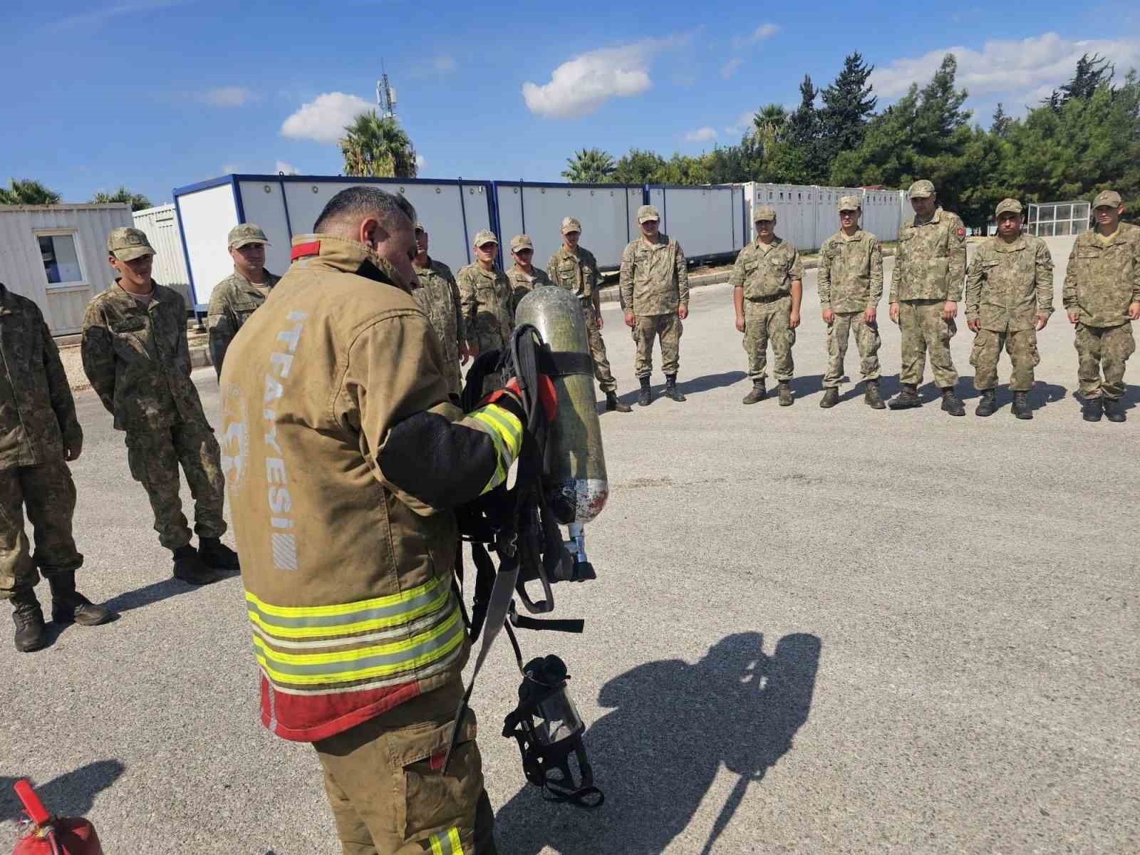 Reyhanlı’da Mehmetçiğe temel yangın eğitimi verildi